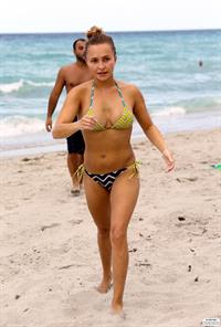 Hayden Panettiere - Bikini candids in Miami 9/1/13