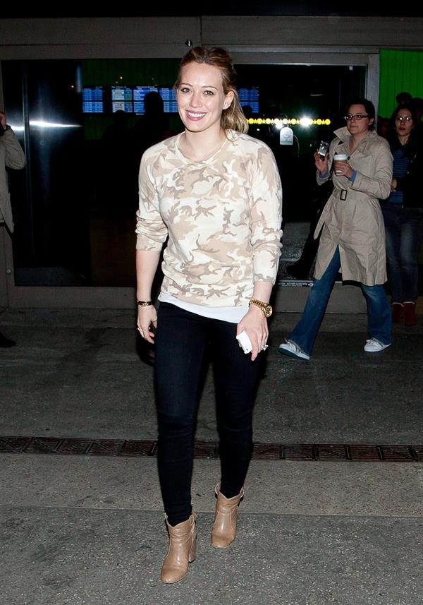Hilary Duff arrives at Los Angeles International Airport (20.02.2013) 