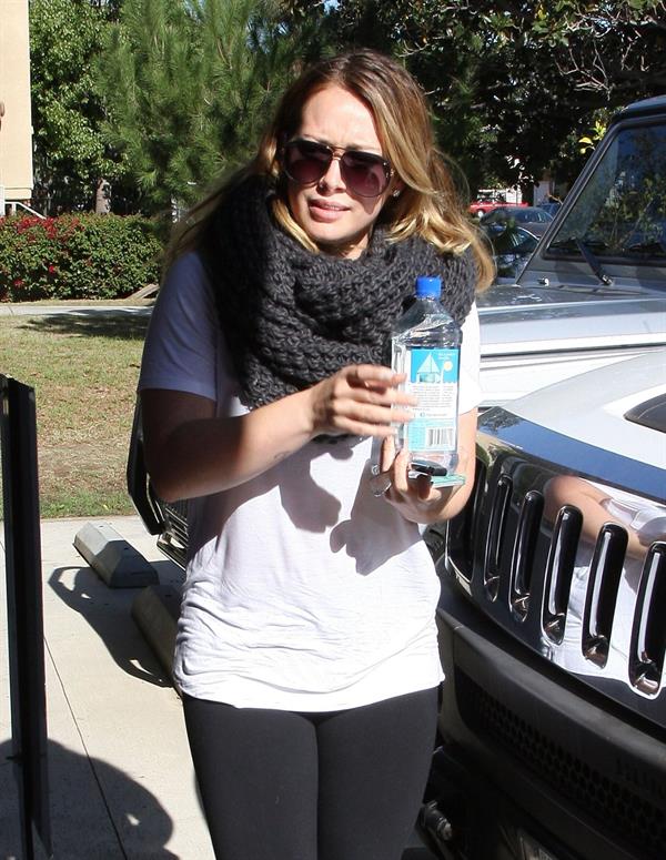 Hilary Duff Heads to pilates class in Studio City (November 20, 2012) 