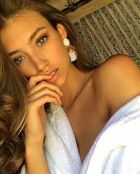 Lorena Rae taking a selfie