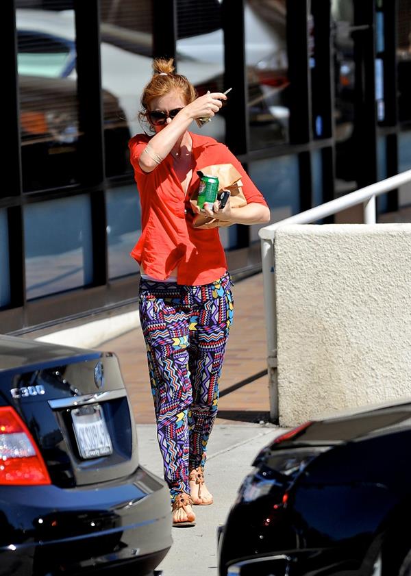 Isla Fisher - Shopping for furniture and picks up lunch in LA - September 14, 2012