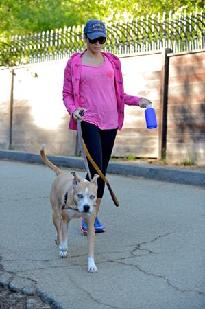 Jenna Dewan Takes her dog for a walk in Runyon Canyon, Los Angeles (November 16, 2012) 