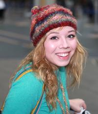 Jennette McCurdy  catching flight back to LA in Vancouver 11/3/12 