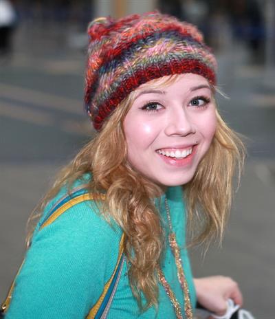 Jennette McCurdy  catching flight back to LA in Vancouver 11/3/12 