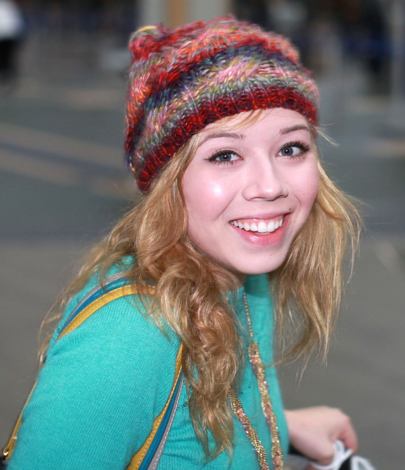 Jennette McCurdy  catching flight back to LA in Vancouver 11/3/12 