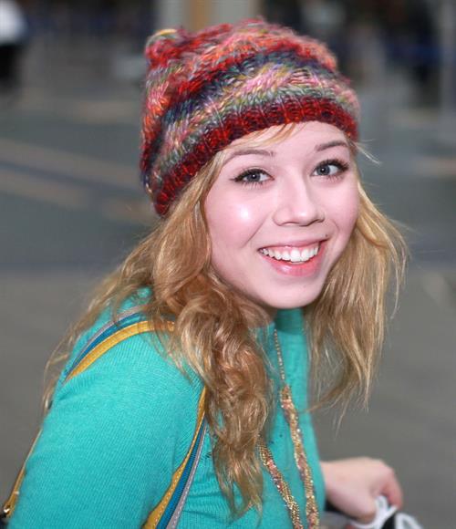 Jennette McCurdy  catching flight back to LA in Vancouver 11/3/12 