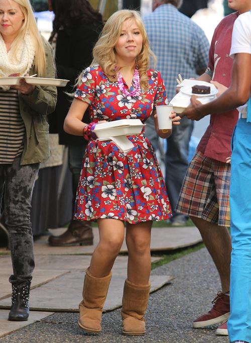 Jennette McCurdy lunch break on set of 'Swindle' in Vancouver 10/4/12 