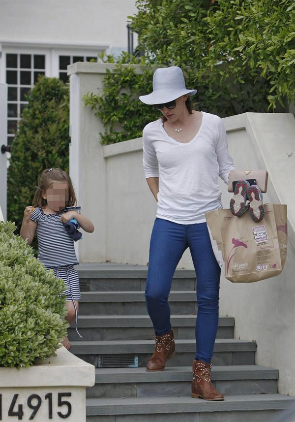 Jennifer Garner Takes daughter Seraphina Affleck to private party in Brentwood (April 28, 2013) 