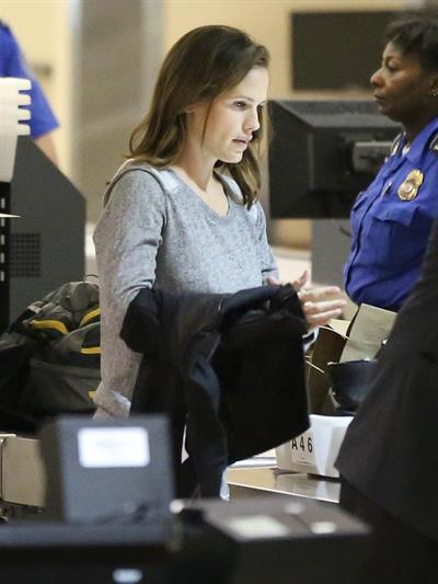 Jennifer Garner Departs LAAirport in L.A. (November 14, 2012) 