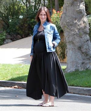 Jennifer Love Hewitt out at Starbucks in Los Angeles August 9, 2013 