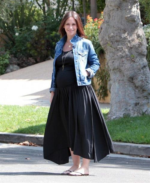 Jennifer Love Hewitt out at Starbucks in Los Angeles August 9, 2013 