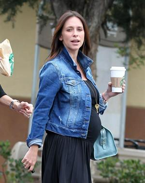 Jennifer Love Hewitt out at Starbucks in Los Angeles August 9, 2013 