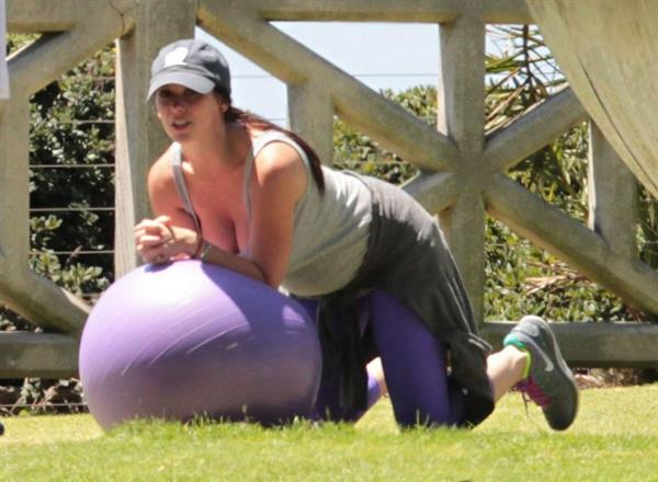 Jennifer Love Hewitt Jennifer Love Hewitt doing a yoga session in Santa Monica August 8, 2013  