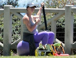 Jennifer Love Hewitt Jennifer Love Hewitt doing a yoga session in Santa Monica August 8, 2013  