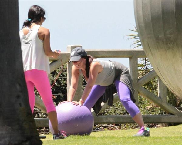 Jennifer Love Hewitt Jennifer Love Hewitt doing a yoga session in Santa Monica August 8, 2013  