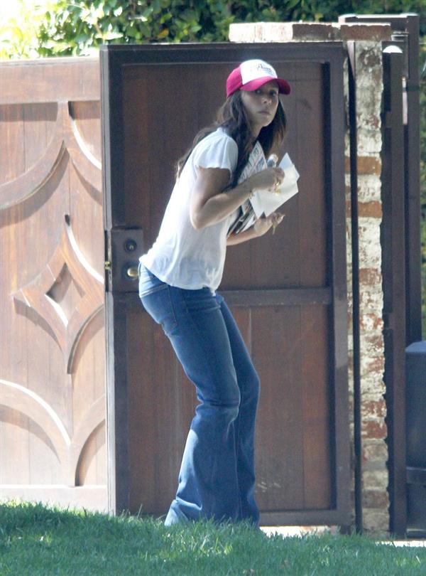 Jennifer Love Hewitt - brings in her trash can and checks her mail outside her house June 28, 2012