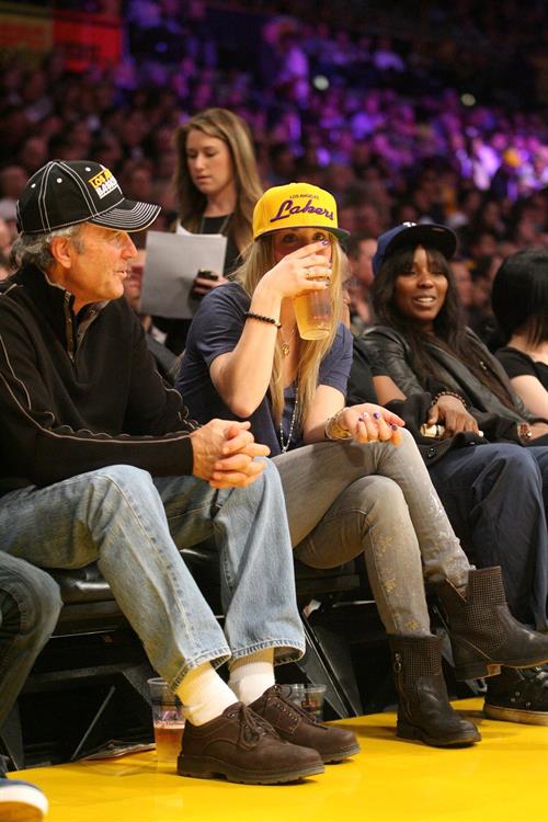 Kaley Cuoco attending a Los Angeles Lakers vs New York Knicks basketball game in LA on December 29, 2011
