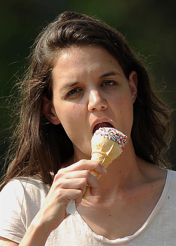 Katie Holmes Films  Mania Days  in Washington Square Park (May 21, 2013) 