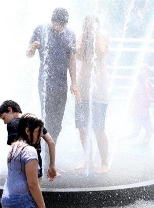 Katie Holmes Pictures Katie Holmes Films  Mania Days  in Washington Square Park (May 21, 2013)