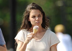 Katie Holmes Pictures Katie Holmes Films  Mania Days  in Washington Square Park (May 21, 2013)