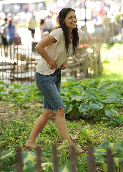 Katie Holmes Films  Mania Days  in Washington Square Park (May 21, 2013) 