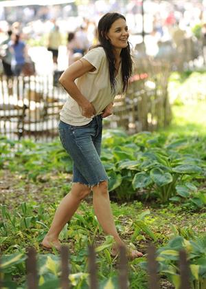Katie Holmes Pictures Katie Holmes Films  Mania Days  in Washington Square Park (May 21, 2013)