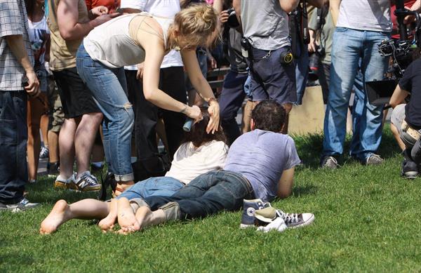 Katie Holmes Films  Mania Days  in Washington Square Park (May 21, 2013) 