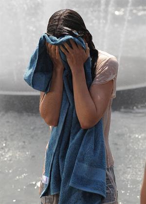 Katie Holmes Pictures Katie Holmes Films  Mania Days  in Washington Square Park (May 21, 2013)