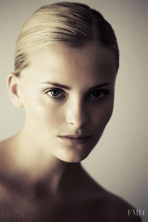 Petra model facial
