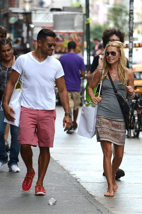 Kelly Ripa Pictures Kelly Ripa - Out in SoHo for some shopping - July 27, 2012