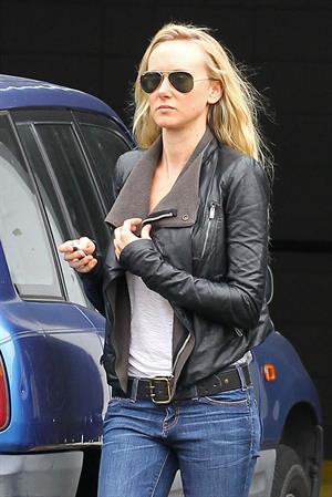 Kimberly Stewart Donating a trunk full of designer clothes at Wasteland in Los Angeles (November 15, 2012) 