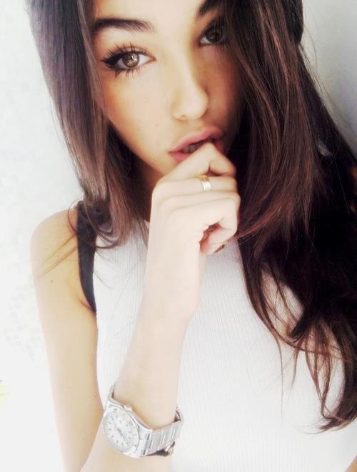 Madison Beer taking a selfie