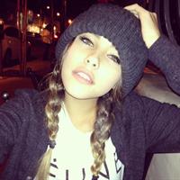Madison Beer taking a selfie