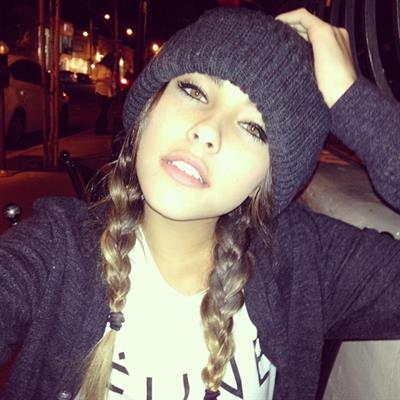 Madison Beer taking a selfie