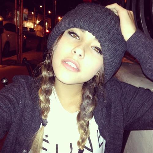 Madison Beer taking a selfie