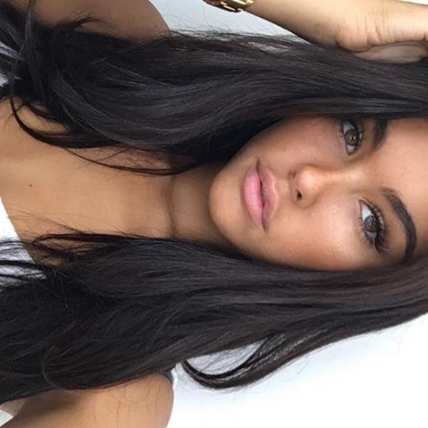 Madison Beer taking a selfie