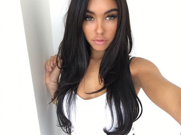 Madison Beer taking a selfie