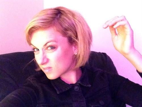 Iliza Shlesinger taking a selfie