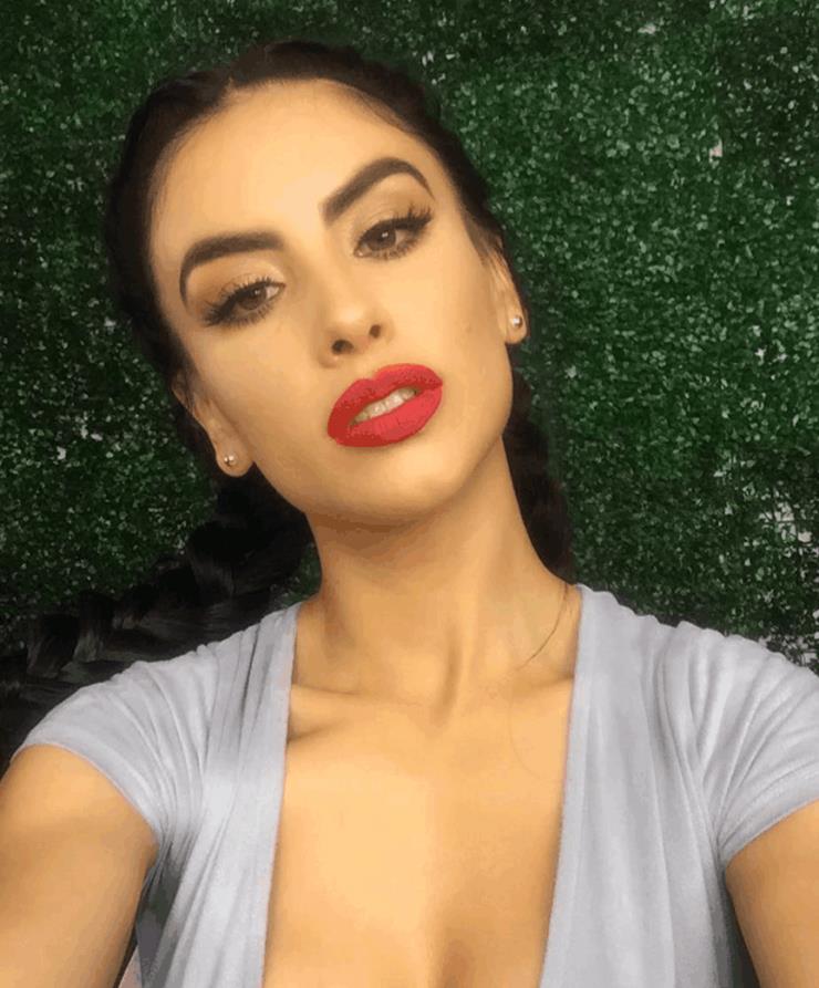 Jessica Cediel taking a selfie