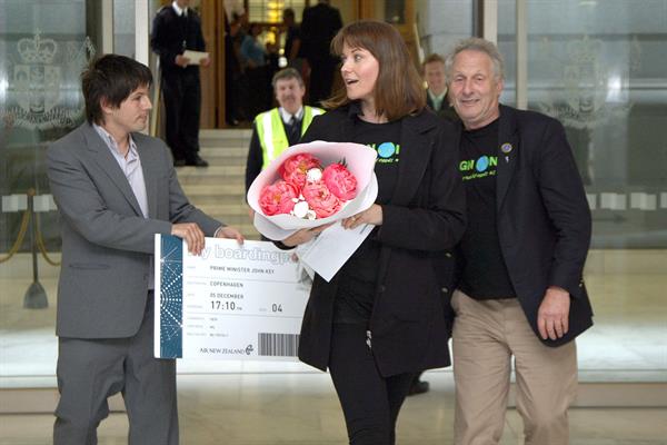 Lucy Lawless - $5,000 check for NZ PM John Key 11/18/09  