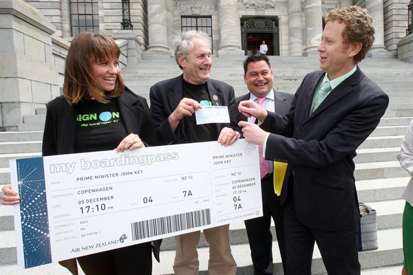 Lucy Lawless - $5,000 check for NZ PM John Key 11/18/09  