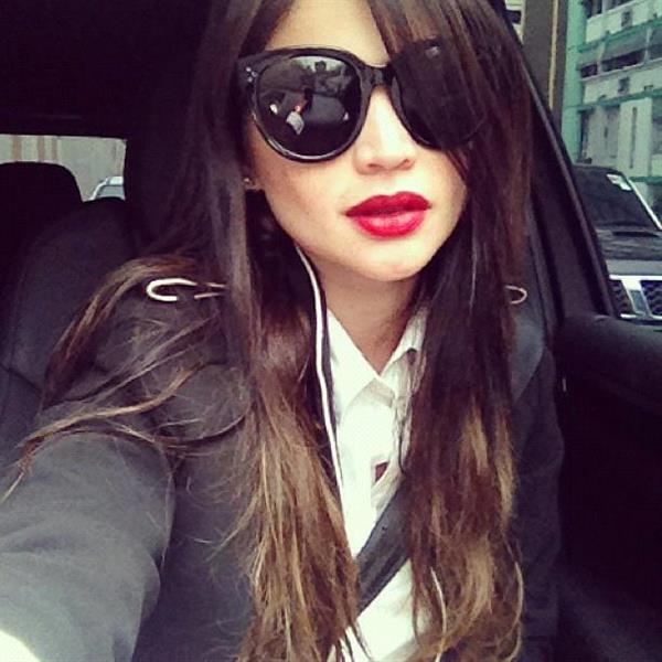 Anne Curtis taking a selfie