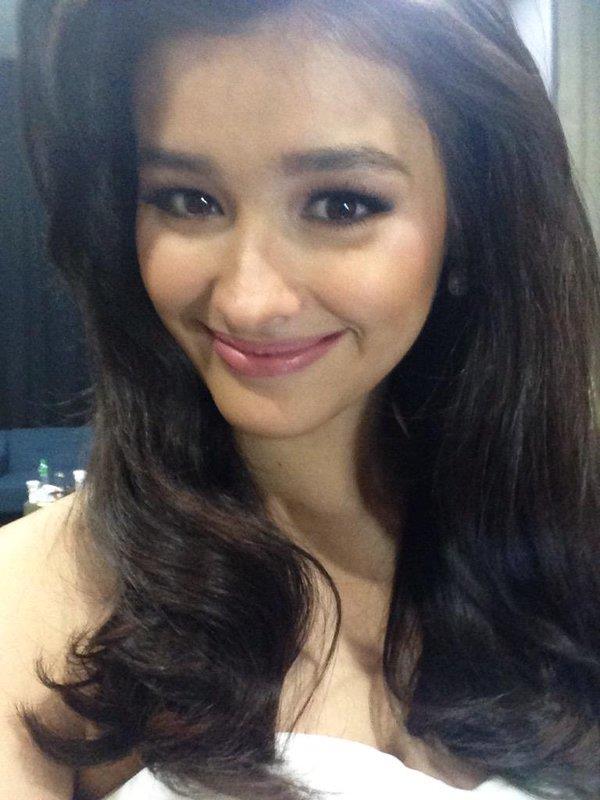 Liza Soberano taking a selfie