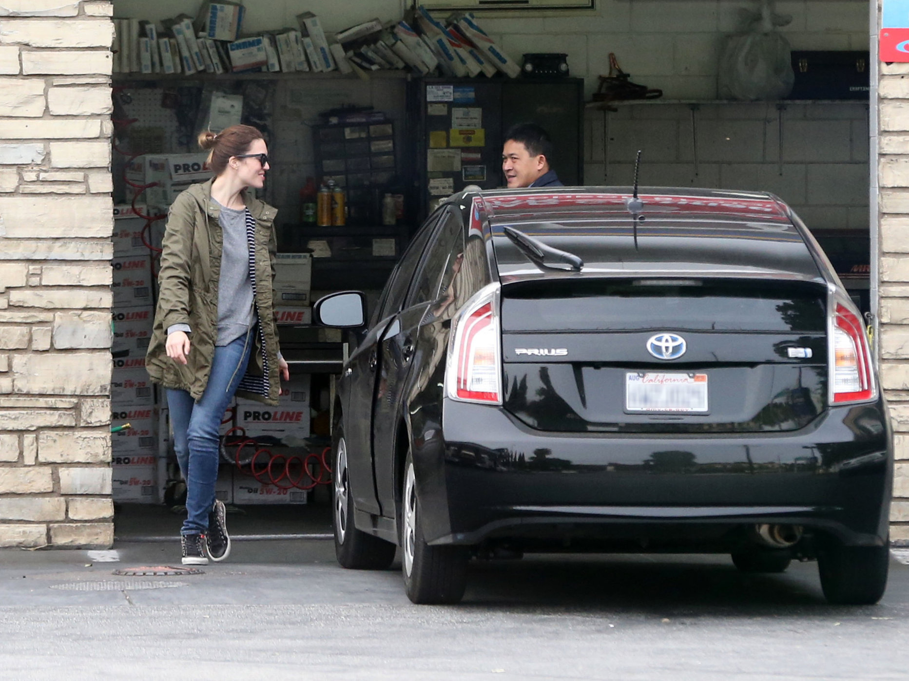 Mandy Moore - Stops at a star certified smog check station to pump up her tires in Los Feliz (02.02.2013) 