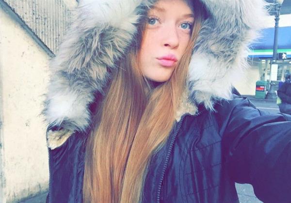 Larsen Thompson taking a selfie