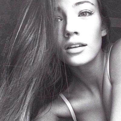 Lorena Rae taking a selfie