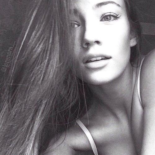 Lorena Rae taking a selfie