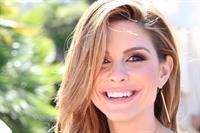 Maria Menounos – on  Extra  set 9/26/13  