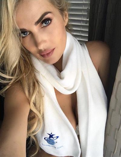 Leanna Bartlett taking a selfie