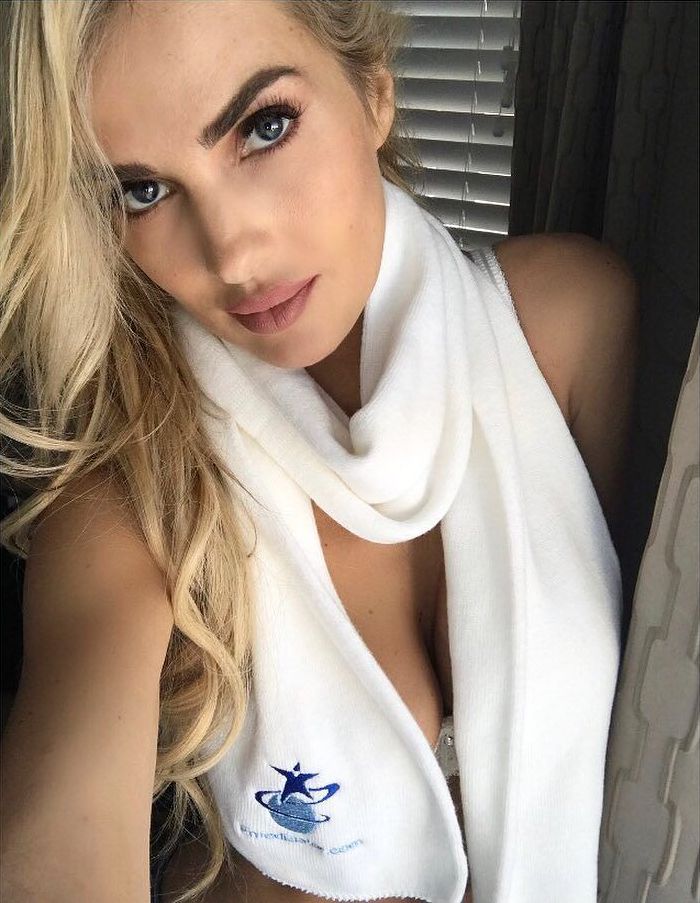 Leanna Bartlett taking a selfie